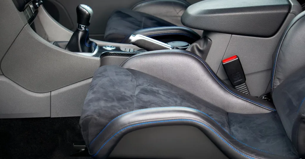 cuir ou alcantara pour l’intérieur de votre voiture ? comparez confort, durabilité, entretien et prix pour choisir le revêtement idéal.