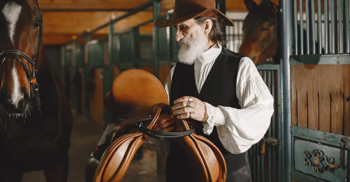 cuir ou synthétique : comparez confort, durabilité, entretien et poids pour choisir la selle idéale lors de vos longues randonnées à cheval.