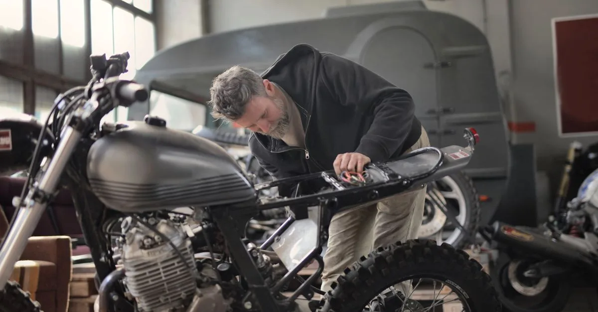 réparation de selle de moto : rénovation du revêtement et amélioration du confort pour retrouver une assise durable et soignée.