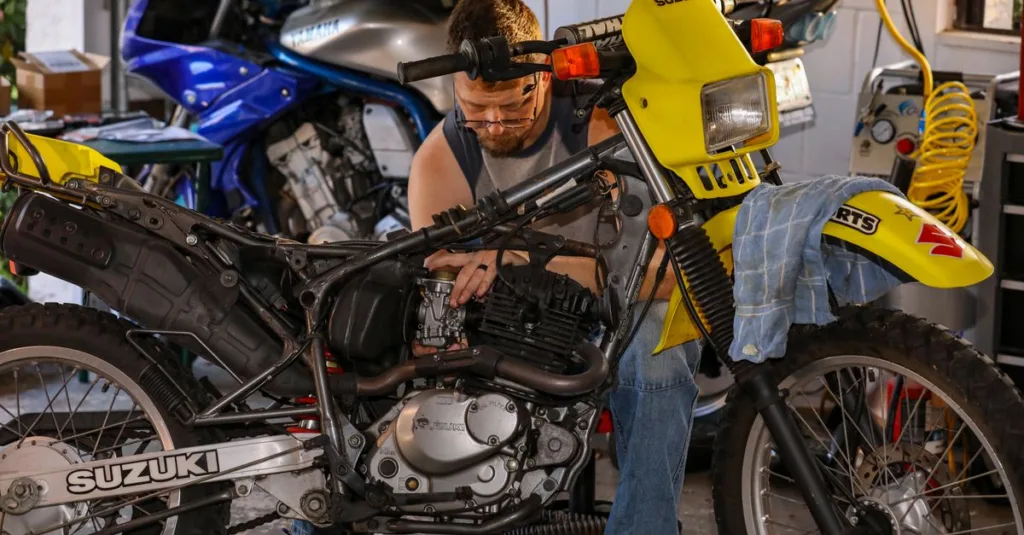 redonnez confort et style à votre moto grâce à la réparation de selle : rénovation du revêtement, des coutures et du rembourrage.